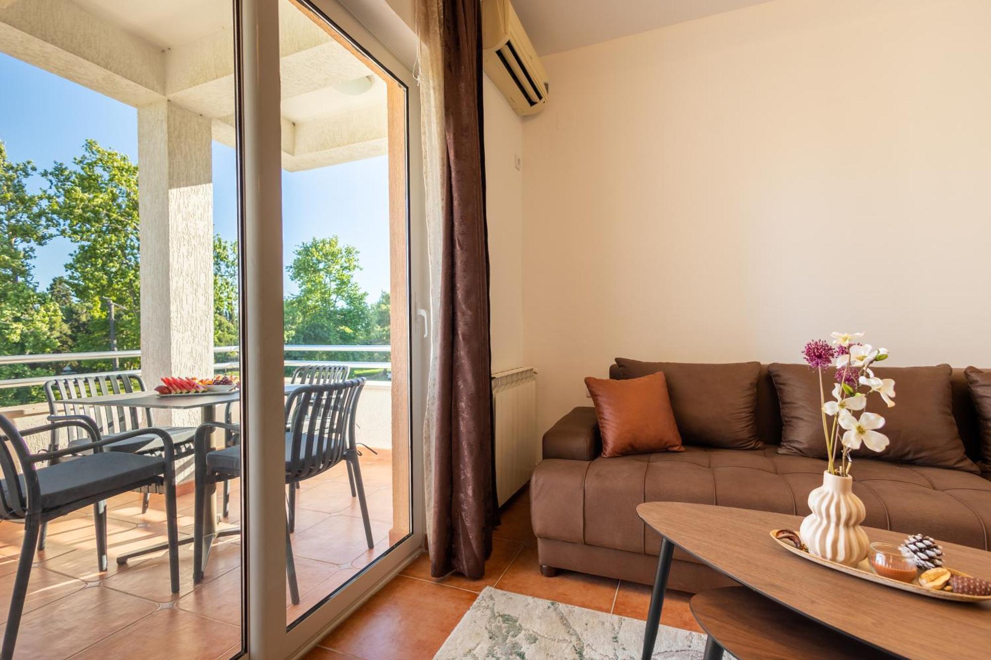 Apartments Gucci Ulcinj Bagian luar foto